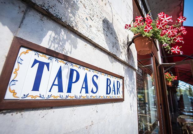 The sign of the Pata Negra Buda restaurant.